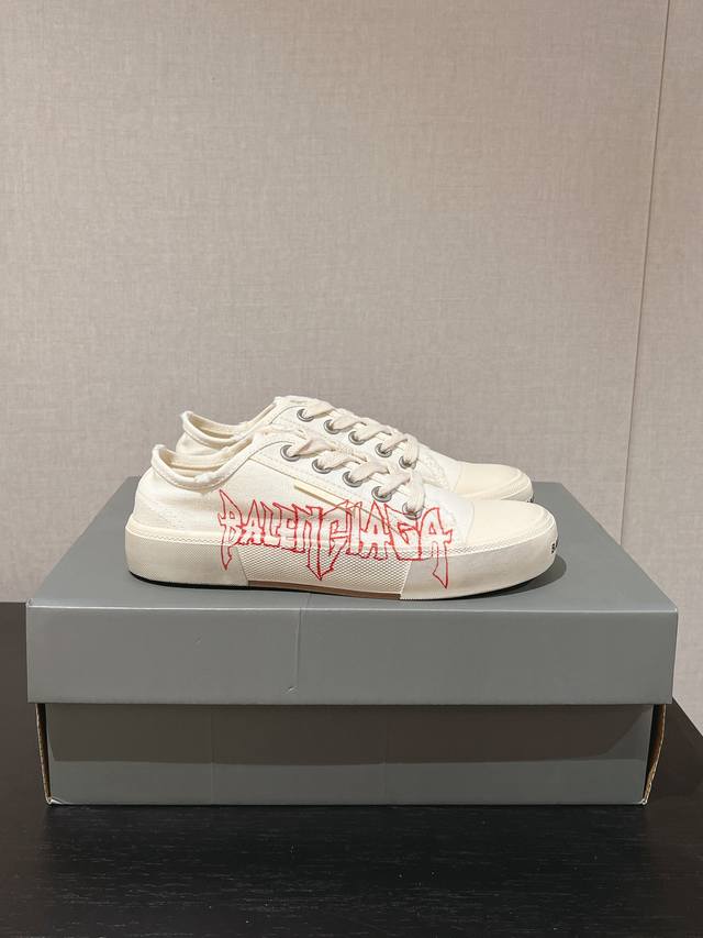 代购级 24 最新配色 Balenciaga巴黎世家 复古帆布鞋 Paris 系列 主打复古和做旧质感 整体十分简约 只有在鞋头和鞋跟部位鞋码数字和balenc