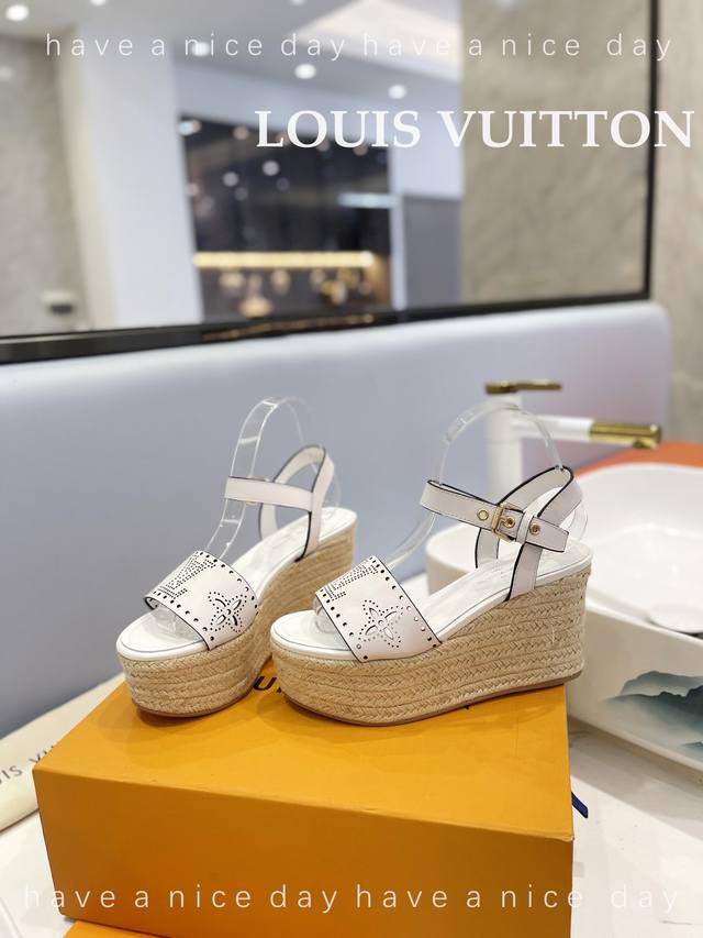 新款发布会 Louis Vuitton 最新走秀款厚底凉鞋 香港原版购入一比一开模 今年的款式比去年增加激光元素 显得更为大牌 皮面款采用原版小牛皮 内里垫脚全
