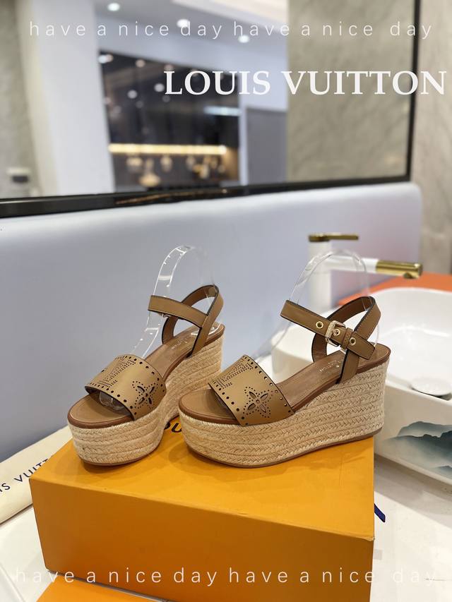 新款发布会 Louis Vuitton 最新走秀款厚底凉鞋 香港原版购入一比一开模 今年的款式比去年增加激光元素 显得更为大牌 皮面款采用原版小牛皮 内里垫脚全