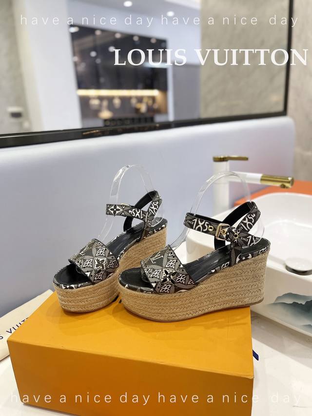 新款发布会 Louis Vuitton 最新走秀款厚底凉鞋 香港原版购入一比一开模 今年的款式比去年增加激光元素 显得更为大牌 皮面款采用原版小牛皮 内里垫脚全
