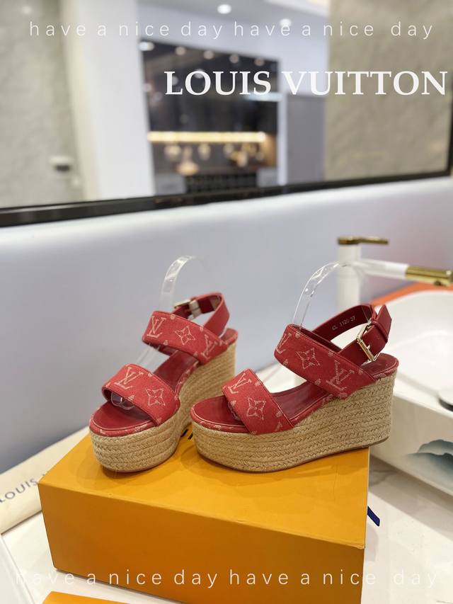 Louis Vuitton 最新走秀款厚底凉鞋 香港原版购入一比一开模 今年的款式比去年增加了老花原素 显得更为大牌 牛仔布面款 内里垫脚全羊皮 水台原版麻绳包