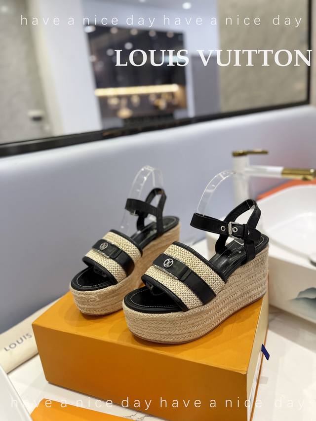 新款发布会 Louis *Uitton 最新走秀款厚底凉鞋 香港原版购入一比一开模 今年的款式比去年增加了新原素 显得更为大牌 皮面款采用原版仿旧打蜡牛皮 内里