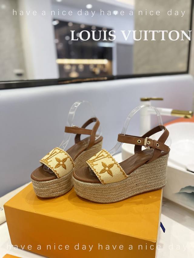 新款发布会 Louis Vuitton 2023 最新走秀款厚底凉鞋 香港原版购入一比一开模 今年的款式比去年增加了新原素 显得更为大牌 皮面款采用原版仿旧打蜡