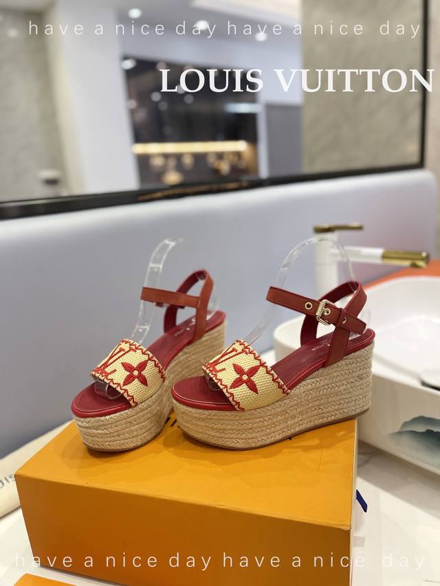 新款发布会 Louis Vuitton 2023 最新走秀款厚底凉鞋 香港原版购入一比一开模 今年的款式比去年增加了新原素 显得更为大牌 皮面款采用原版仿旧打蜡