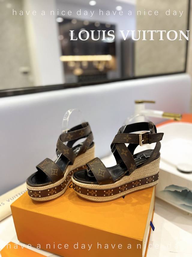 Louis Vuitton 最新走秀款厚底凉鞋 香港原版购入一比一开模 今年的款式比去年增加了老花原素 显得更为大牌 皮面款采用原版仿旧打蜡牛皮 内里垫脚全羊皮