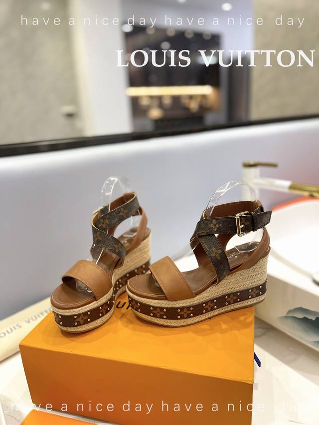 Louis Vuitton 最新走秀款厚底凉鞋 香港原版购入一比一开模 今年的款式比去年增加了老花原素 显得更为大牌 皮面款采用原版仿旧打蜡牛皮 内里垫脚全羊皮