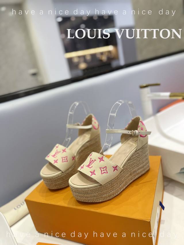 Louis Vuitton 最新走秀款厚底凉鞋 香港原版购入一比一开模 今年的款式比去年增加了老花原素 显得更为大牌 牛仔布面款 内里垫脚全羊皮 水台原版麻绳包