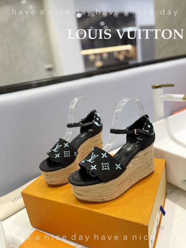 Louis Vuitton 最新走秀款厚底凉鞋 香港原版购入一比一开模 今年的款式比去年增加了老花原素 显得更为大牌 牛仔布面款 内里垫脚全羊皮 水台原版麻绳包