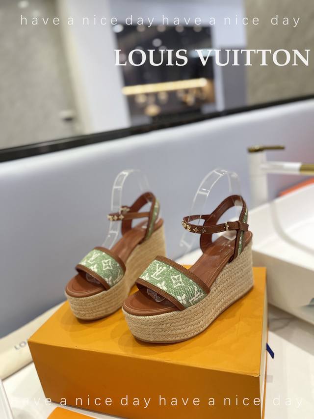 新款发布会新款发布会 Louis Vuitton 最新走秀款厚底凉鞋 香港原版购入一比一开模 今年的款式比去年增加了新原素 显得更为大牌 皮面款采用原版树膏皮牛