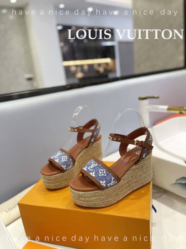 新款发布会新款发布会 Louis Vuitton 最新走秀款厚底凉鞋 香港原版购入一比一开模 今年的款式比去年增加了新原素 显得更为大牌 皮面款采用原版树膏皮牛