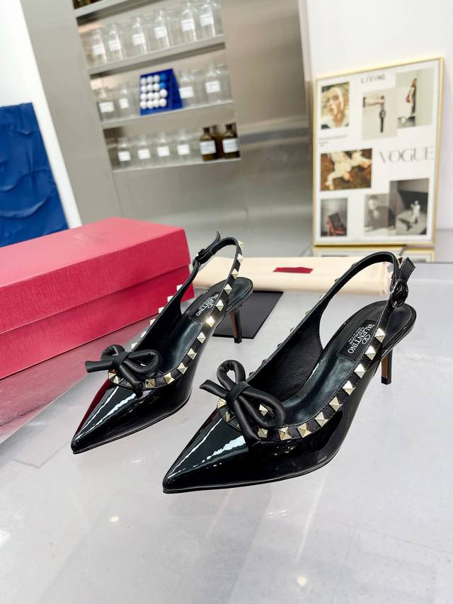 工厂 顶级制作 Valentno 华伦rockstud系列时装鞋 创新与经典巧妙的结合在一起 其经典带领着每年时尚 每一款鞋子都是百搭神器 品质市面随意对比 顶
