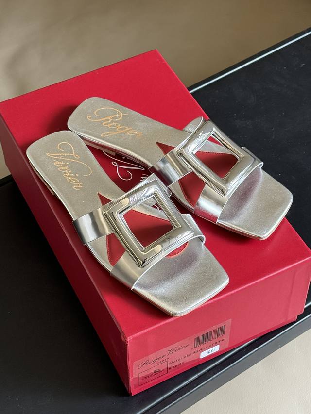 顶级品质 Roger Vivier Ss24 New Arrival Rv24春夏方扣拖鞋新品 方扣电镀质感超好 简约大方 金属质感和皮革光泽糅合 超出彩 羊皮