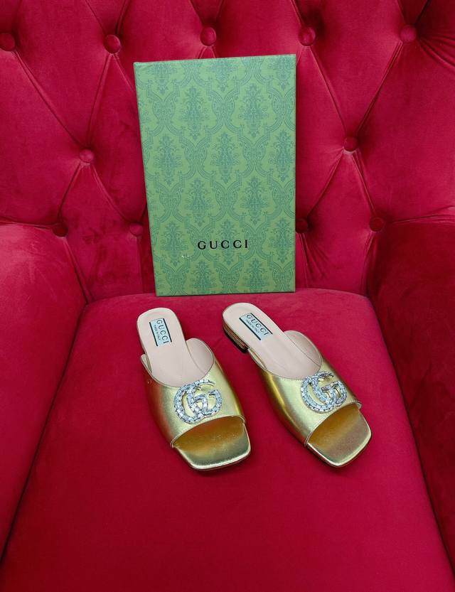 顶级品质 Gucci Ss2024早春新款拖鞋 纯色漆皮鞋面点缀双g Logo 钻扣设计 非常的时尚抢眼 尽显优雅气质 百搭单品 材质与工艺 牛漆皮鞋面 羊皮内