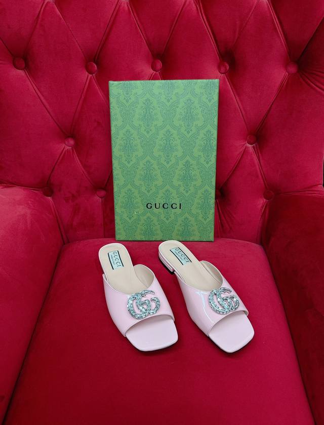 顶级品质 Gucci Ss2024早春新款拖鞋 纯色漆皮鞋面点缀双g Logo 钻扣设计 非常的时尚抢眼 尽显优雅气质 百搭单品 材质与工艺 牛漆皮鞋面 羊皮内