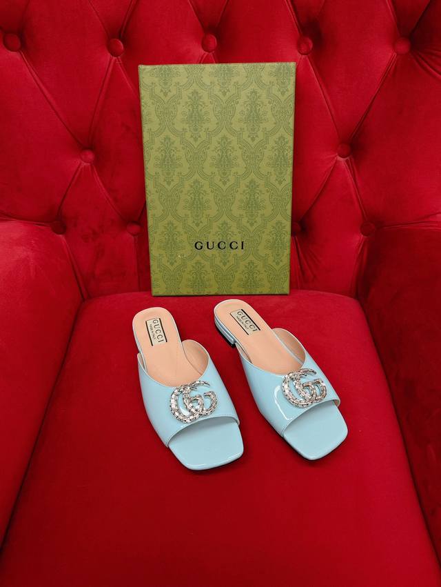 顶级品质 Gucci Ss2024早春新款拖鞋 纯色漆皮鞋面点缀双g Logo 钻扣设计 非常的时尚抢眼 尽显优雅气质 百搭单品 材质与工艺 牛漆皮鞋面 羊皮内