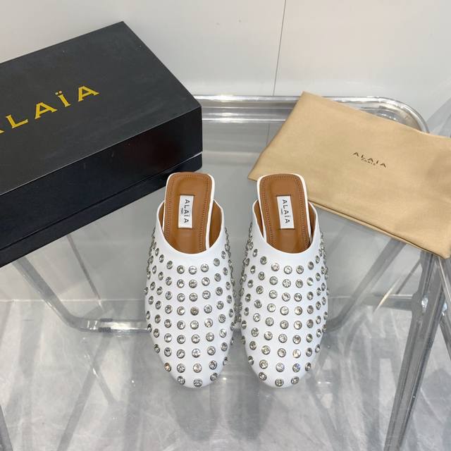 原版购入法国一线奢侈品牌alaia 阿莱亚24Ss法式仙女芭蕾舞平底跳舞鞋 Alaia品牌源自其创始人 Azzedine Alaia是上世纪80 年代 超紧身性