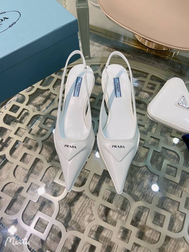 出厂价pp Prada 普拉达春夏新品 实力来袭 当红巨星金晨同款凉鞋 时髦百搭nice单品 意大利专柜代购原版鞋开发 1比1照足原味复刻 今年的主题就是不被定