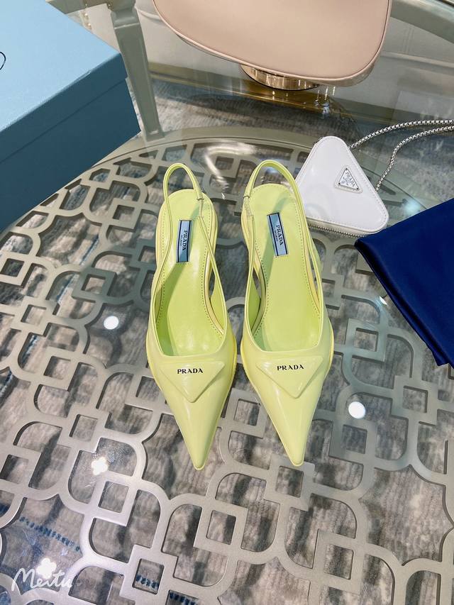 出厂价pp Prada 普拉达春夏新品 实力来袭 当红巨星金晨同款凉鞋 时髦百搭nice单品 意大利专柜代购原版鞋开发 1比1照足原味复刻 今年的主题就是不被定