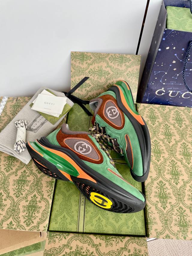 出 Gucci Run系列运动鞋 23年最新款超轻慢跑鞋 又是时尚神器一枚百搭完美融入生活 轻盈舒适 打造运动风情侣穿搭 大底材质采用ip发泡材质tpu双色组合
