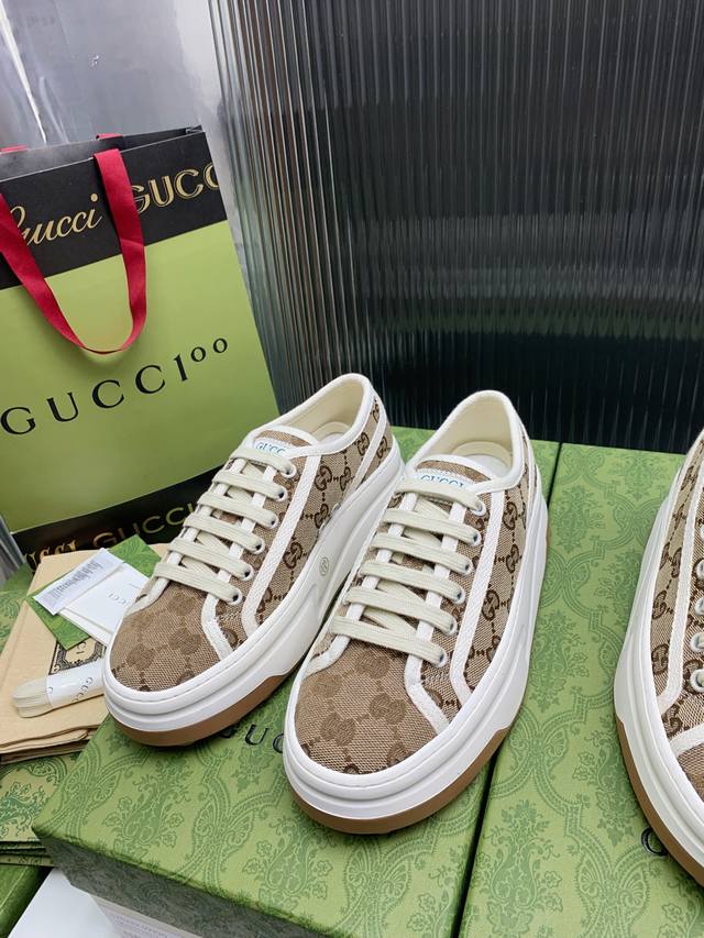 顶级跑量低帮出 高帮出 Gucci23年春夏1977厚底帆布鞋tennis 1977 系列 新款超舒适的厚底鞋来啦鞋底运用浮雕式设计突显gg字母图案 鞋底厚度为