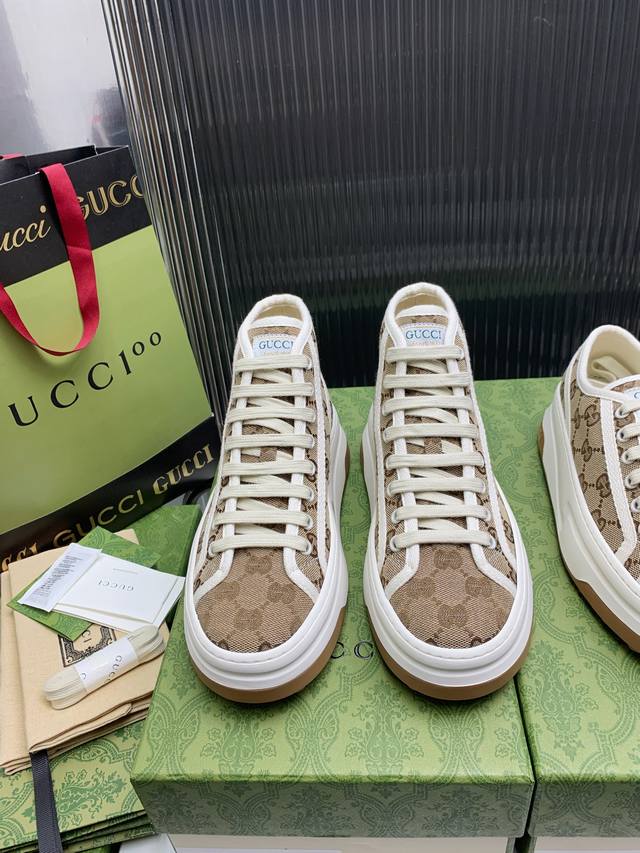 顶级跑量低帮出 高帮出 Gucci23年春夏1977厚底帆布鞋tennis 1977 系列 新款超舒适的厚底鞋来啦鞋底运用浮雕式设计突显gg字母图案 鞋底厚度为