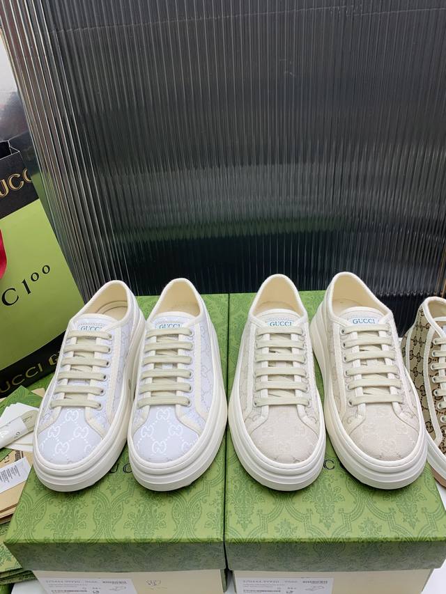 顶级跑量低帮出 高帮出 Gucci23年春夏1977厚底帆布鞋tennis 1977 系列 新款超舒适的厚底鞋来啦鞋底运用浮雕式设计突显gg字母图案 鞋底厚度为