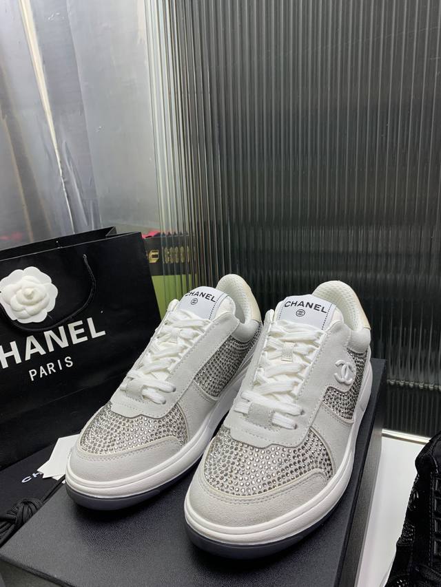 钻面 Chanel 23C New Arrival 小香2023新款运动鞋 超好看的经典小白鞋款式 23年新配色都太好看了吧 全钻版面 采用施华洛水钻 钻面有几