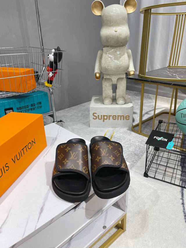 出厂 Louis Vuitton 路易威登2024 Lv Sunset Comfort联名款 平底凉鞋以精致拉菲草鞋面道出手工艺格调 搭配韧性鞋垫和轻盈微型外底