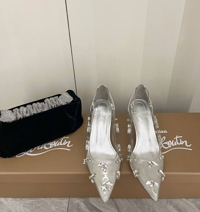 顶级版本 Christian Louboutin 24春夏cl经典水晶宝石高跟鞋 适用于:年会 约会 上班 适合任何场合 正品购入 采用透明的pvc鞋面搭配最新