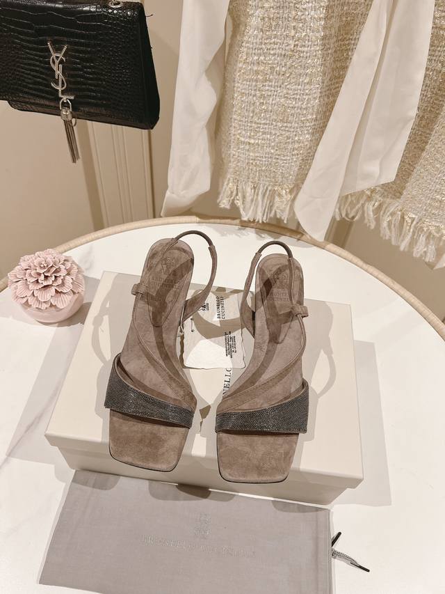 出厂价 市场最高品质 独家款brunellocucinelli Bc钢钻凉鞋 经典灵感定义了这款新高跟凉鞋的现代优雅风格 珍贵的进口小羊皮上展现着别致的斑驳 与