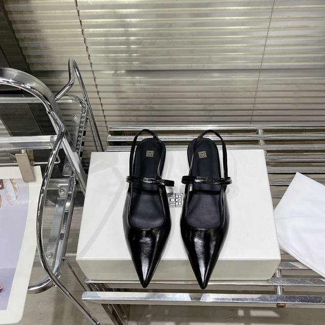 Toteme 24 Slingback 尖头单鞋 简单利落的设计很适合日常穿着 尖头很有气场 后空设计不磨脚后跟 脚背袢带穿的更稳不掉脚 既高级又实用的款 面料