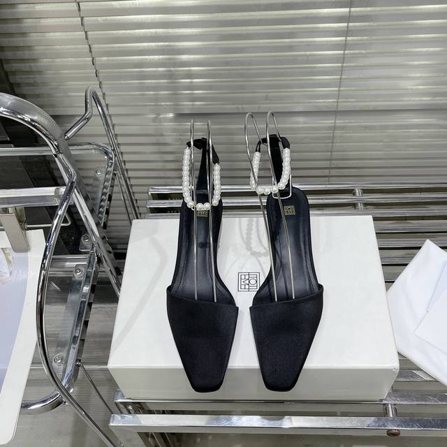 Toteme 24春夏新款珍珠凉鞋 鞋型是今年流行方形脚趾设计的 用别致的人造珍珠装饰 简单利落的线条 整体看上去超级高级 时髦感一下子就拉满 鞋面 采用原版真