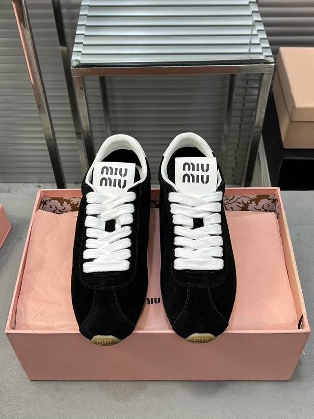 出厂 Miumiu 缪缪2024早春新品轻便球鞋德训鞋 缪缪大秀上爆出的这双球鞋 后全球各大代购官网火爆上市. 简单很随意不羁又能体现单宁美感 整双鞋子设计简约