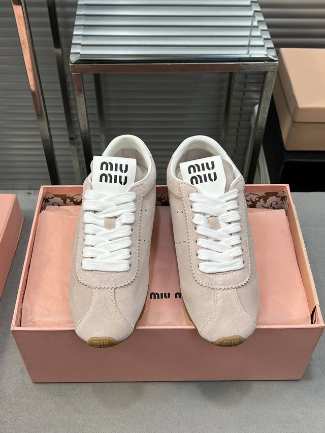 出厂 Miumiu 缪缪2024早春新品轻便球鞋德训鞋 缪缪大秀上爆出的这双球鞋 后全球各大代购官网火爆上市. 简单很随意不羁又能体现单宁美感 整双鞋子设计简约