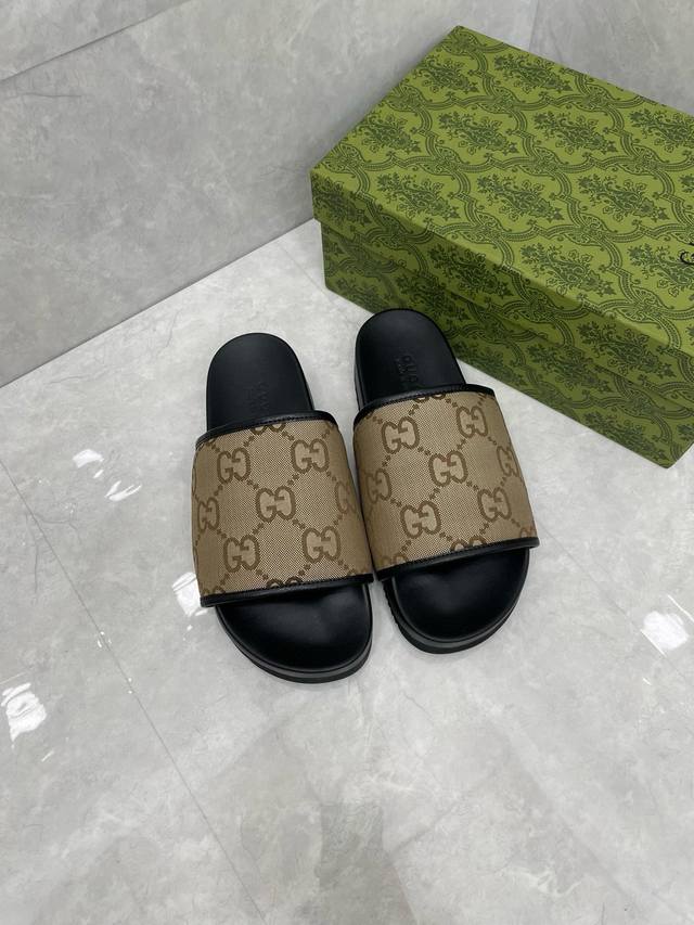 Gucci 古奇 官网款男士女同款good Game 拖鞋凉鞋 在这个特别版系列中 品牌创始人 Guccio Gucci 的首字母缩写赋予了新的含义 在游戏世界