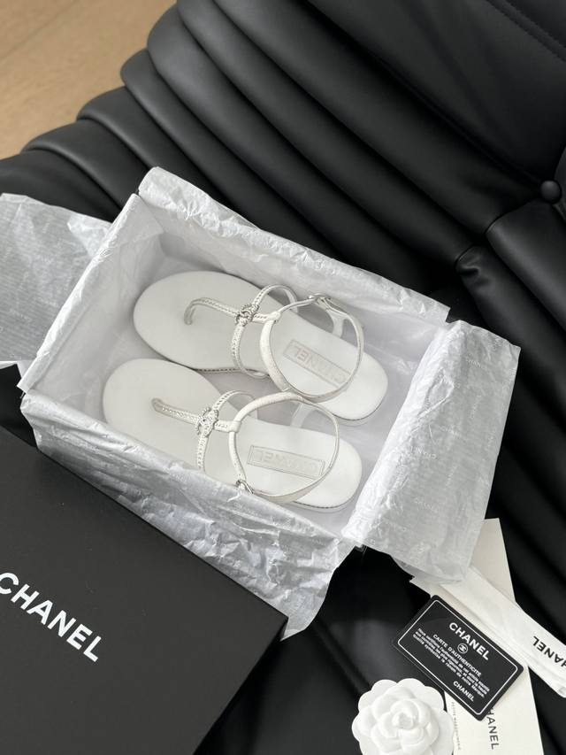 高版本 Chanel 经典一字带凉鞋 每年春夏的爆款 不断增加新色 意大利进口小羊皮 原版五金扣 羊皮垫脚 皮革大底 Size:35-39 34.40.41定