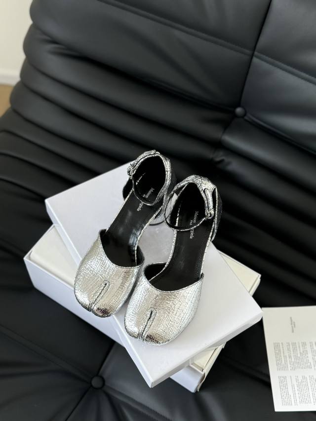 高定品质 Maison Margiela Mm6分趾鞋 Tabi 意产植鞣羊皮 对小个子的女生来说 实在是太友好了 时尚又不失时髦 日常通勤穿也不会累脚 欢迎对