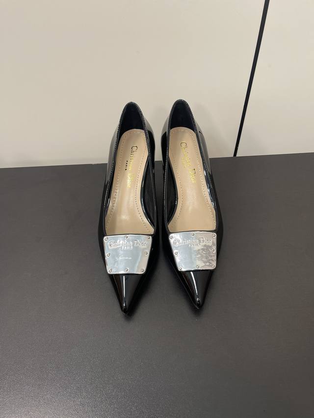 Dior 24款春夏 半拖 单鞋 这款高跟鞋重新诠释 La Parisienne Dior 系列 彰显时尚醒目的风范 黑色漆皮牛皮革鞋面搭配银色调牛皮革金属饰牌