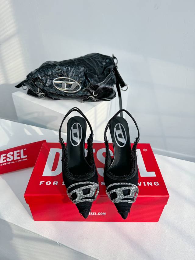 Diesel是意大利牛仔时装品牌 Diesel不仅是时尚服饰品牌 它更代表一种生活方式 2024年春夏新品diesel后弹力尖头高跟鞋 F W24最性感鞋子大奖
