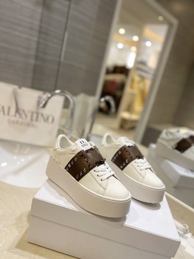 Valentino2023小白鞋garavanirockstuduntitle D-小牛皮厚底运动鞋 -钯金色调铆钉 装饰带特别数字11标签 -背部橡胶铆钉 轻