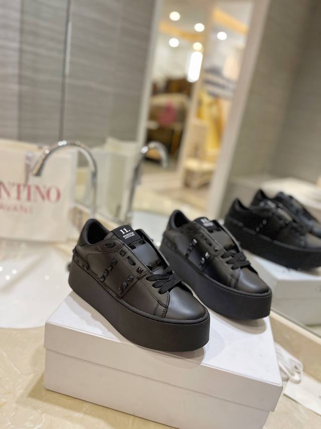 Valentino2023小白鞋garavanirockstuduntitle D-小牛皮厚底运动鞋 -钯金色调铆钉 装饰带特别数字11标签 -背部橡胶铆钉 轻