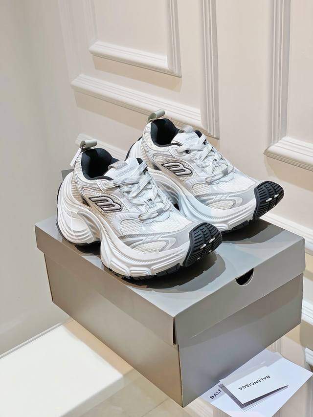 巴黎10Xl新款号称 巨人鞋 巨型的鞋款设计 很快就成为了焦点 复古帅气设计上主体鞋身的样式照搬了cargo 零件上还是简化版的 并用轮胎鞋夸张的底部设计做了个