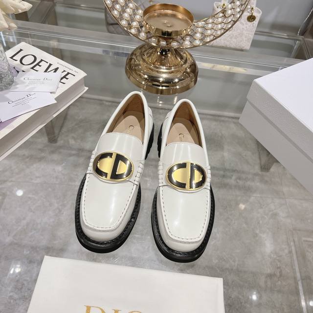 冲量价: Dior 迪奥2024新款乐福鞋 全新大底厚底 版面力求打造时尚经典单品 巴黎时装周第一场分量十足的大秀场打造的新品 灵感由d主设计师巧妙结合在完美鞋