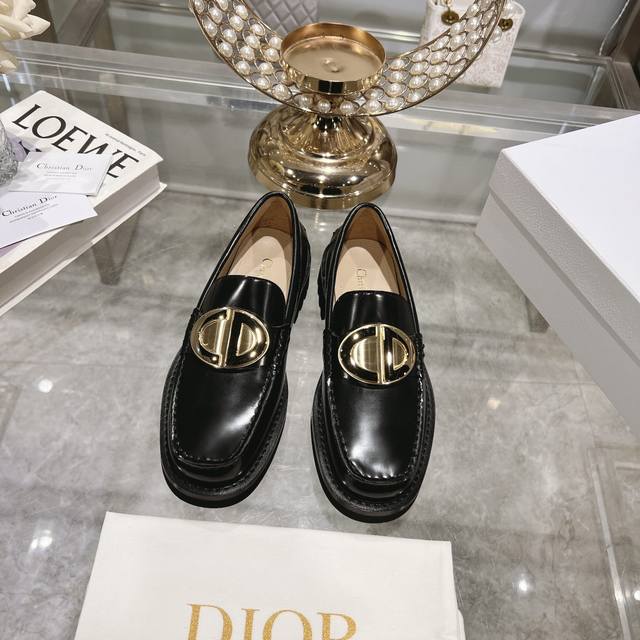 冲量价: Dior 迪奥2024新款乐福鞋 全新大底厚底 版面力求打造时尚经典单品 巴黎时装周第一场分量十足的大秀场打造的新品 灵感由d主设计师巧妙结合在完美鞋