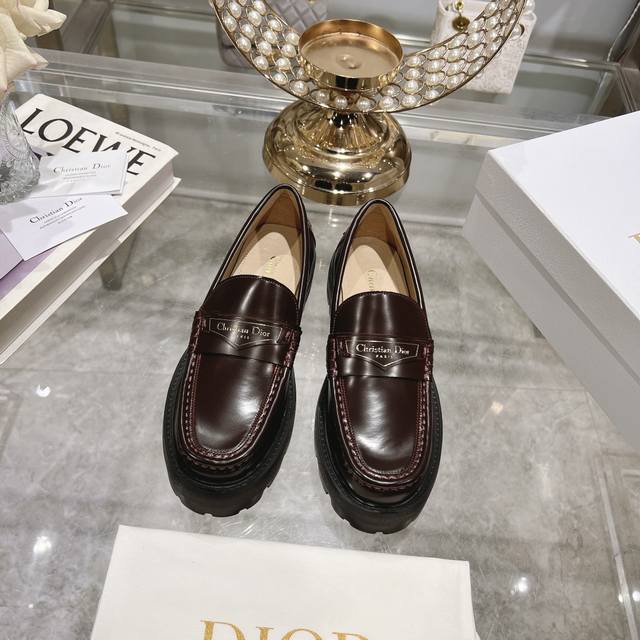 冲量价: Dior 迪奥2024新款乐福鞋 全新大底厚底 版面力求打造时尚经典单品 巴黎时装周第一场分量十足的大秀场打造的新品 灵感由d主设计师巧妙结合在完美鞋