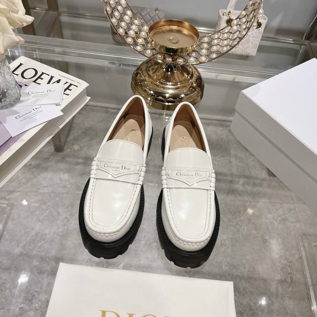 冲量价: Dior 迪奥2024新款乐福鞋 全新大底厚底 版面力求打造时尚经典单品 巴黎时装周第一场分量十足的大秀场打造的新品 灵感由d主设计师巧妙结合在完美鞋