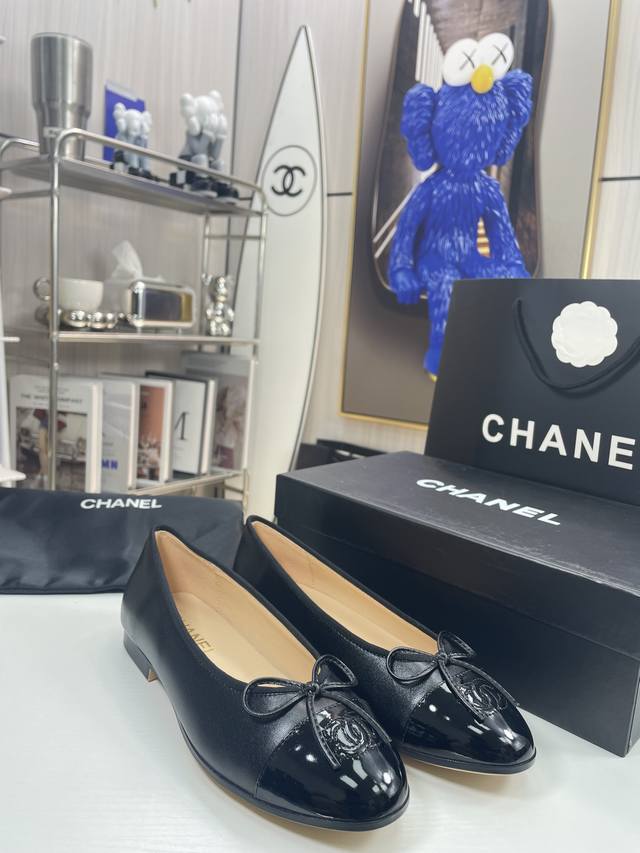 冲量价: Chanel 经典拼色芭蕾鞋 时尚走秀款m多年过去 依旧吸粉 拼接色混搭 蝴蝶结点缀 演绎时尚 怎么搭怎么好看系列 原版定制原木色真皮大底 Cm方跟