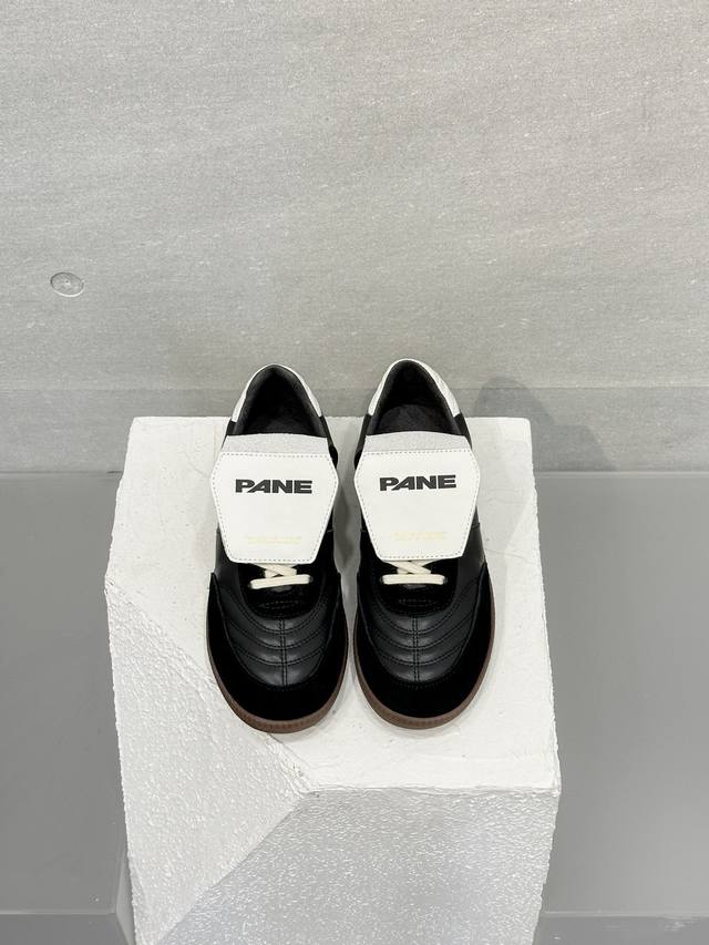冲量价: Pane 一个复古控都会爱上的复古足球鞋也是最近大热的时尚单品 标志性的可拆卸折叠鞋舌还原纯正经典同时增加了搭配的多样性 拼接设计营造出丰富的层次肌理