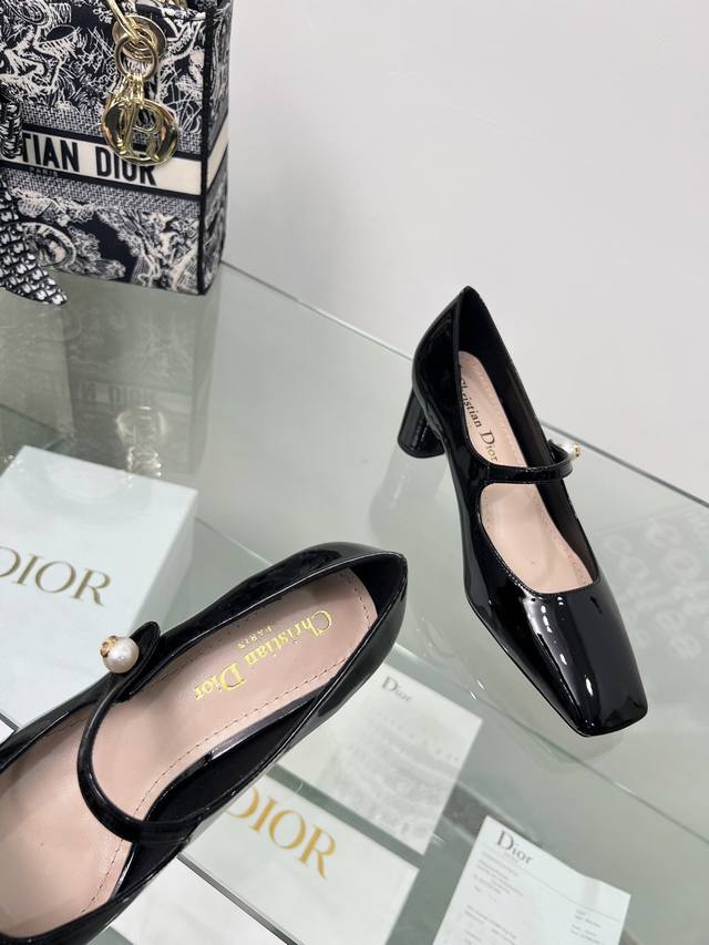 冲量价: Dior迪奥 2024新季圆跟玛丽珍方头单鞋 新款spectadior 芭蕾高跟鞋于发布秀精彩亮相 重新诠释经典的玛丽珍鞋 彰显高雅时尚的风格 单色调