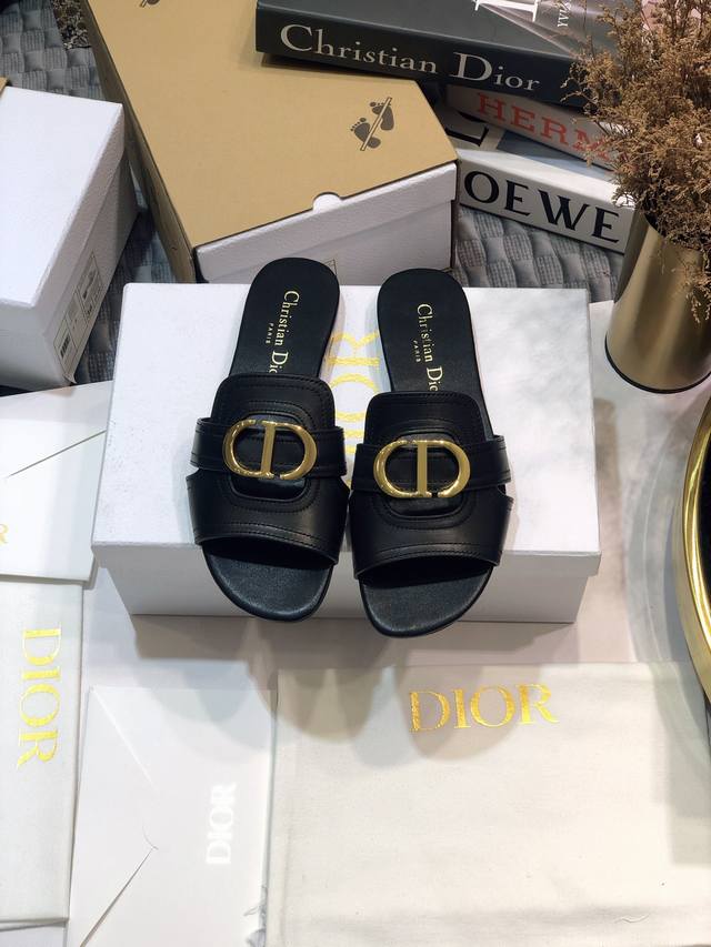 橙子出厂价 Dior 迪奥 早春新款 金属字母cd扣 镂空平底拖鞋 码数 35-42